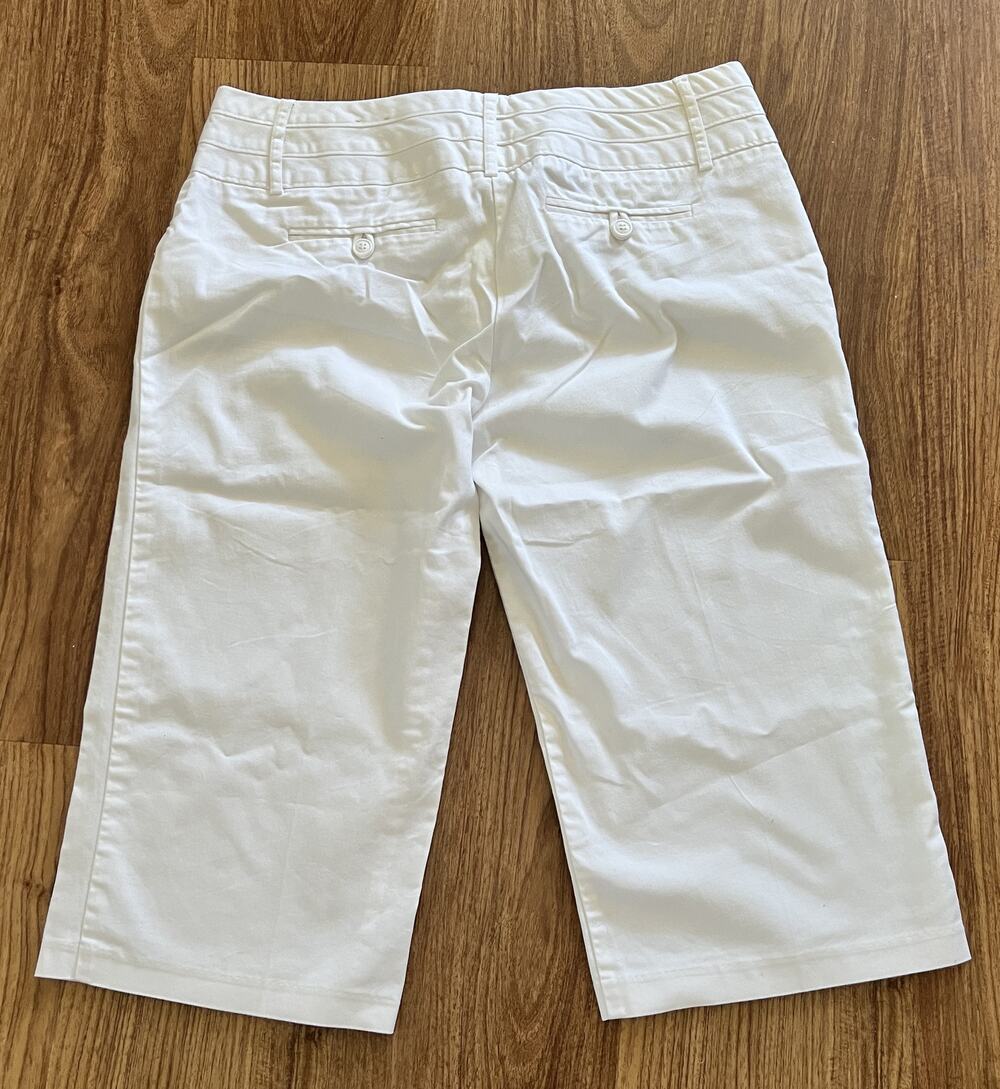 STUDIO Y White Capri Cropped Pants. Size 11/12